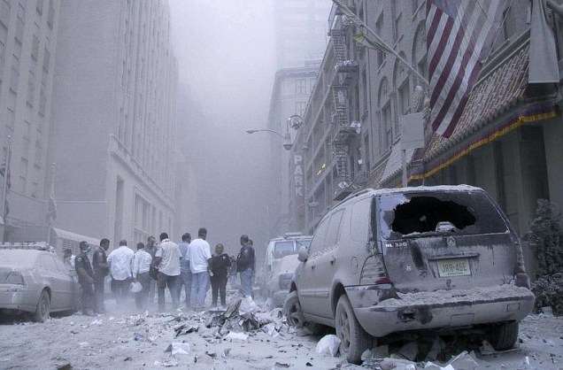 Fora a destruição das torres gêmeas, dezenas de edifícios próximos ao World Trade Center ficaram destruídos ou seriamente danificados.