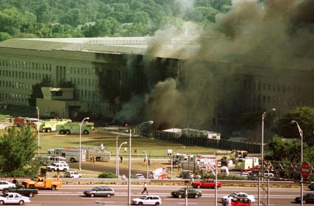As torres gêmeas não foram os únicos alvos dos terroristas. Um terceiro avião se chocou contra o Pentágono.