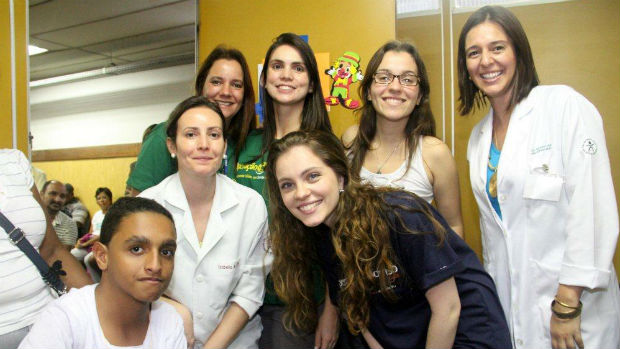 A atriz Cecília Dassi e a equipe da Operação Sorriso com um dos pacientes que farão a cirurgia de lábio leporino: trabalho voluntário internacional