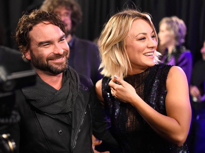 Os atores Kaley Cuoco e Johnny Galecki de The Big Bang Theory no People’s Choice Awards 2016