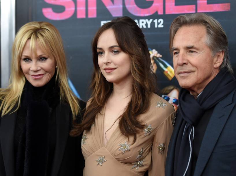 Os atores Melanie Griffith e Don Johnson com a filha Dakota Johnson na estreia de Como Ser Solteira, em Nova York, em fevereiro de 2016
