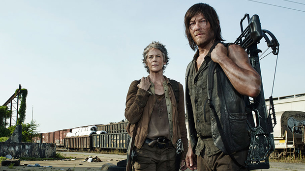 Os atores Melissa McBride (Carol) e Norman Reedus (Daryl) na série The Walking Dead
