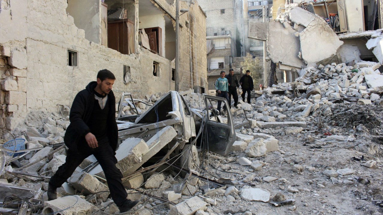 Os bombardeios de forças governistas na cidade de Aleppo, ao norte da Síria, têm destruído prédios ocupados por civis