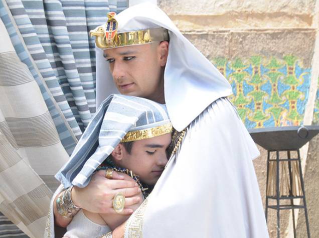 <p>Ramsés (Sergio Marone) e o filho Amenhotep (José Victor Pires) em Os Dez Mandamentos</p> <p>Ramsés (Sergio Marone) e o filho Amenhotep (José Victor Pires) em Os Dez Mandamentos</p>