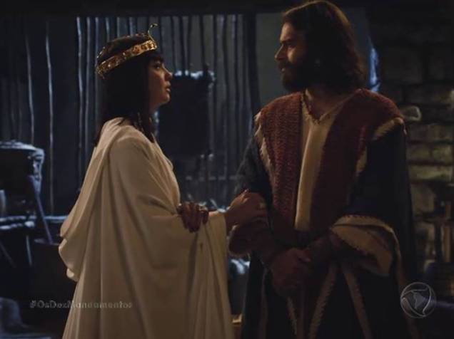 <p>Nefertari (Camila Rodrigues) vai até a vila dos hebreus conversar com Moisés (Guilherme Winter) sobre a décima praga</p> <p>Nefertari (Camila Rodrigues) vai até a vila dos hebreus conversar com Moisés (Guilherme Winter) sobre a décima praga</p>