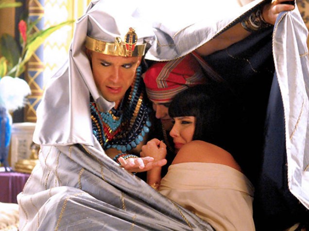 Ramsés (Sergio Marone) tenta proteger Nefertari (Camila Rodrigues) e Amenhotep (José Victor Pires) da nuvem de gafanhotos