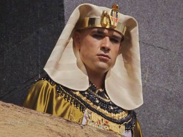 <p>Ramsés (Sergio Marone) pensa sobre a ideia de Nefertari (Camila Rodrigues) de matar Moisés (Guilherme Winter)</p>
