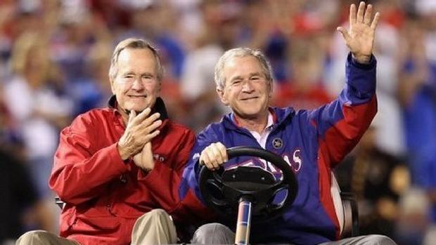 Os ex-presidentes George W. Bush (d) e George H.W. Bush, em foto de 2010