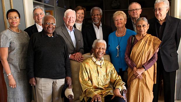 Os integrantes do grupo Elders com Nelson Mandela