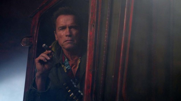 Arnold Schwarzenegger em cena de Os Mercenários 2