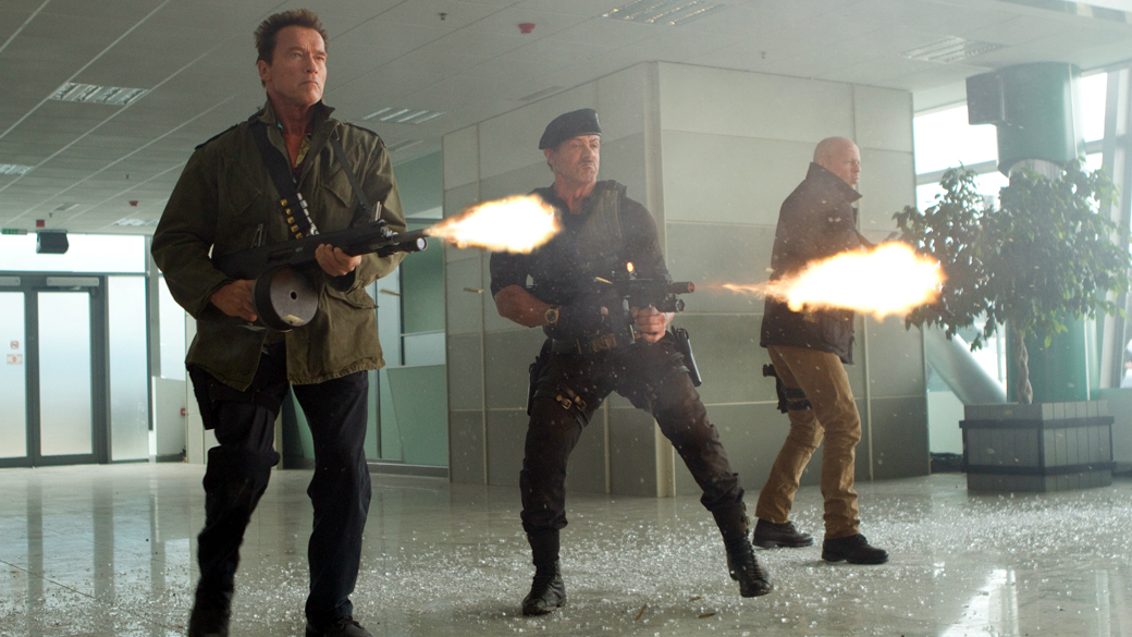 Sylvester Stallone, Arnold Schwarzenegger, Bruce Willis em cena de 'Os Mercenários 2'