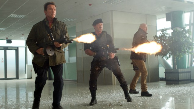 Sylvester Stallone, Arnold Schwarzenegger, Bruce Willis em cena de Os Mercenários 2