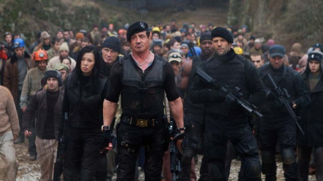 Dolph Lundgren, Jason Statham, Nan Yu, Randy Couture, Sylvester Stallone e Terry Crews em cena de Os Mercenários 2
