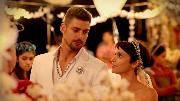 Os noivos Jorginho (Cauã Reymond) e Nina (Débora Fallabela)