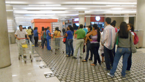 Filas para entrar no supermercado estatal Hipermercado Bicentenário, na capital Caracas