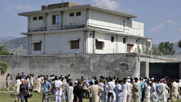 Curiosos e imprensa observam a casa onde Osama bin Laden foi morto no Paquistão