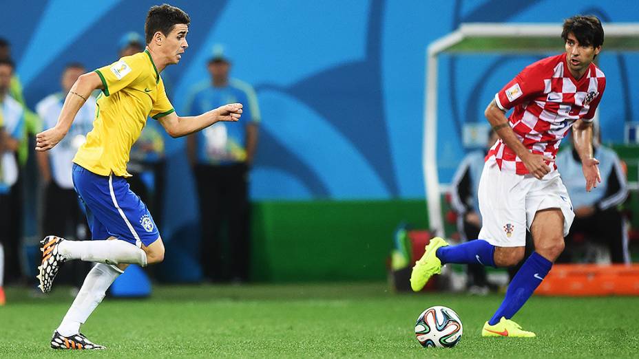 Oscar prepara para chutar contra o gol da Croácia no Itaquerão, em São Paulo