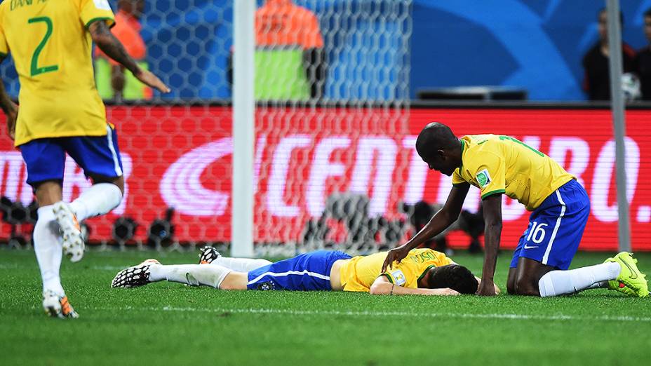 Oscar cai em campo após marcar o terceiro gol do Brasil contra a Croácia no Itaquerão, em São Paulo