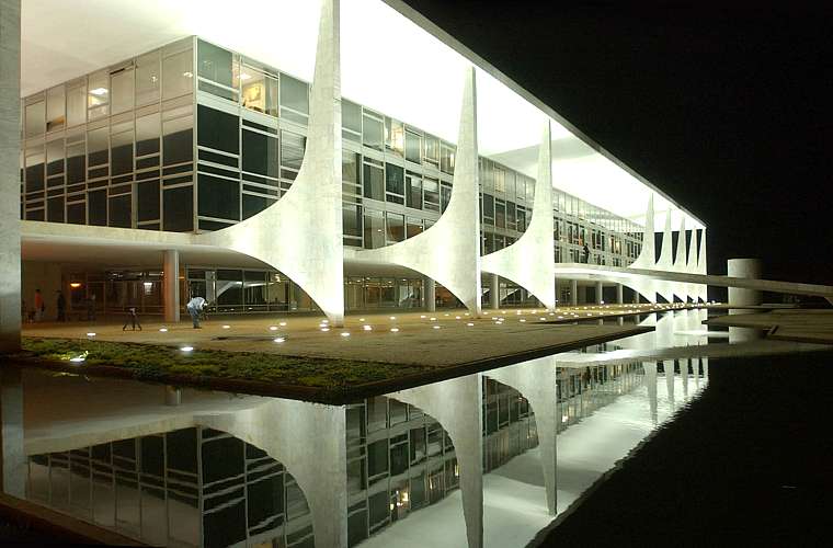 A inauguração do Palácio do Planalto, em 21 de abril de 1960, simboliza a transferência da Capital Federal para o interior do país.