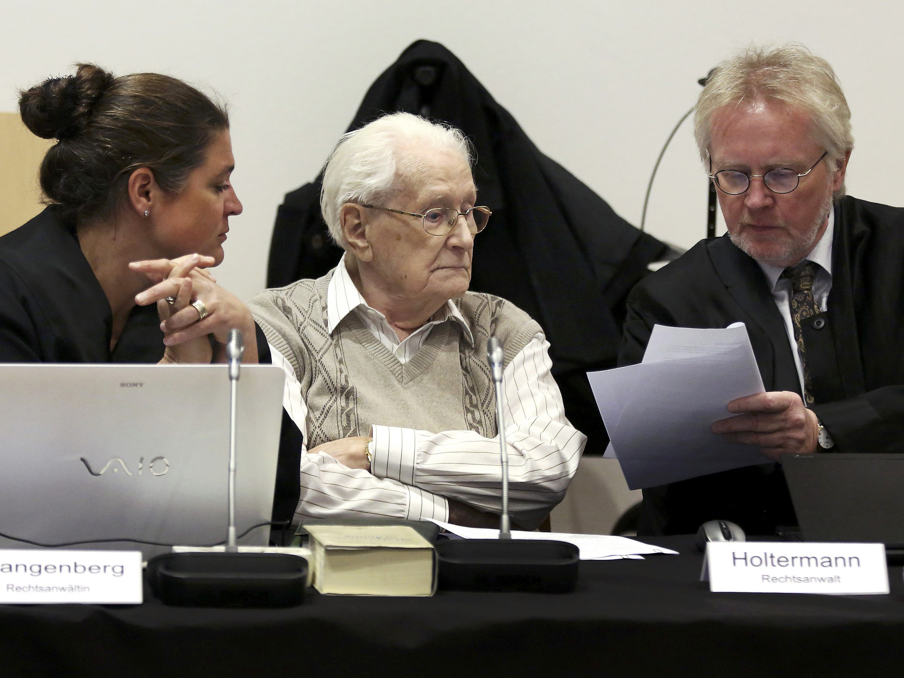 Oskar Gröning, o ex-contador de Auschwitz, durante seu julgamento no tribunal em Luneburgo, na Alemanha, por cumplicidade na morte de 300 mil pessoas