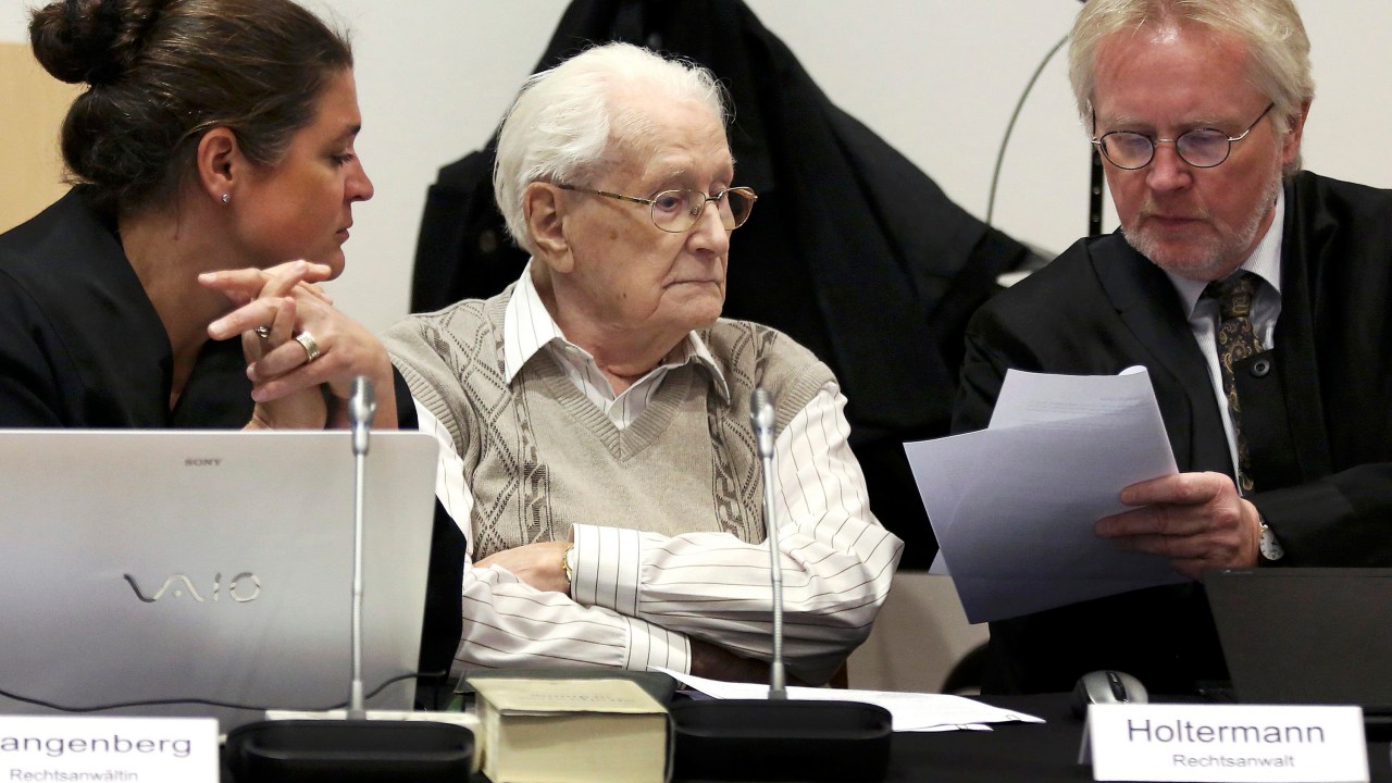 Oskar Gröning, o ex-contador de Auschwitz, durante seu julgamento no tribunal em Luneburgo, na Alemanha, por cumplicidade na morte de 300 mil pessoas