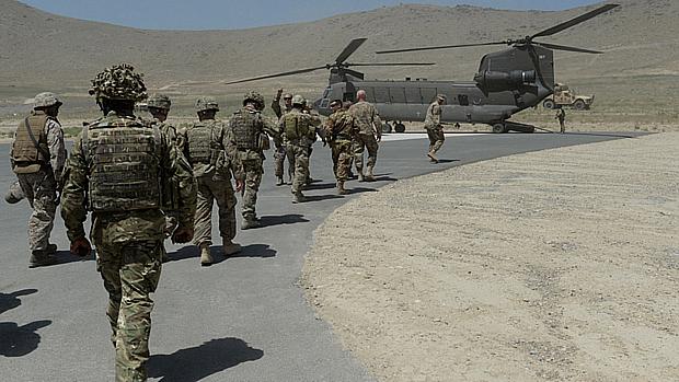 Soldados americanos embarcam em helicóptero militar após cerimônia de transferência em Cabul