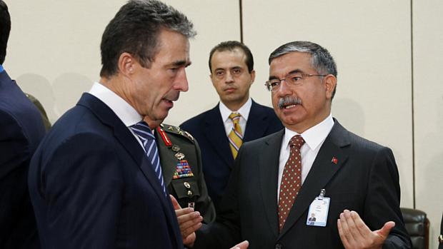 Secretário-geral da Otan, Anders Fogh Rasmussen, conversa com ministro de Defesa turco, Ismet Yilmaz