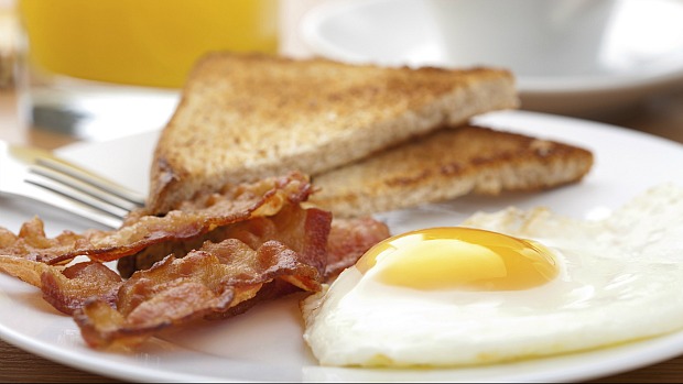 O consumo de ovo no café da manhã pode ajudar a melhorar os níveis de HDL e a controlar a fome durante o dia