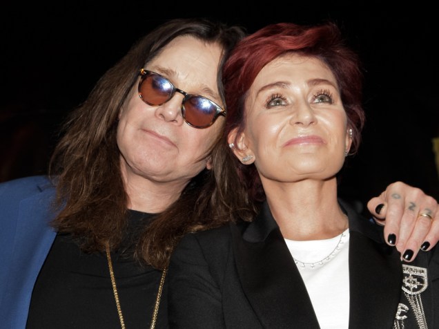 Ozzy Osbourne e Sharon Osbourne aparecem pela primeira vez juntos desde o anúncio do divórcio, em coletiva do Festival Ozzfest and Knotfest, em 2016. Sharon segue como empresária do músico