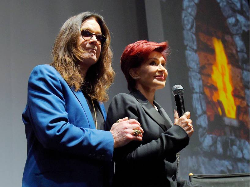 Ozzy Osbourne e Sharon Osbourne aparecem pela primeira vez juntos desde o anúncio do divórcio, em coletiva do Festival Ozzfest and Knotfest, em 2016. Sharon segue como empresária do músico