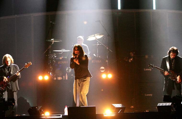 Com Terry Geezer Butler (à esq.), Bill Ward e Tony Iommi, se apresentou em 2005 no UK Music Hall of Fame.
