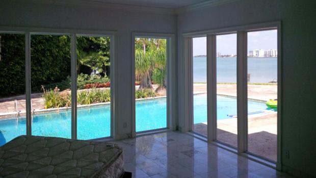 Quarto com vista para a piscina na mansão de frente para o mar em Miami que já pertenceu a Pablo Escobar, o chefão do narcotráfico na Colômbia