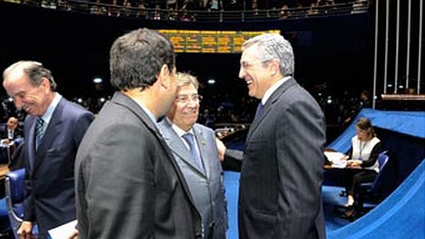 O ministro da saúde, Alexandre Padilha, conversa no Senado