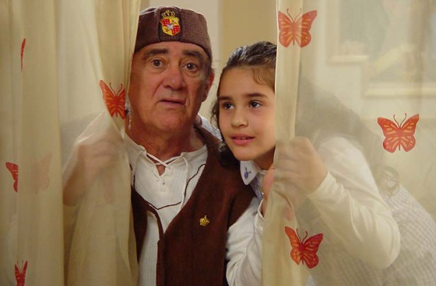 O humorista Renato Aragão já estrelou diversos filmes ao lado de sua filha Lívian Aragão. Acima, pai e filha em <em>O Cavaleiro Didi e a Princesa Lili</em>.