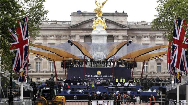 Palácio de Buckingham é preparado para receber o Concerto do Jubileu da rainha Elizabeth II