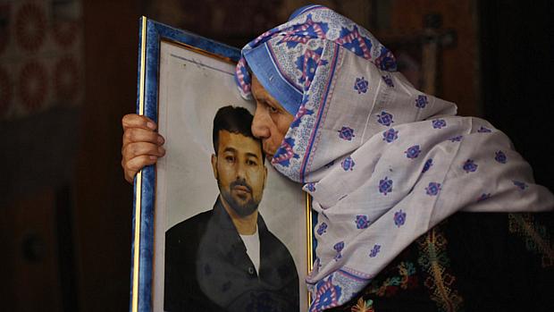 Mãe de palestino preso beija retrato de filho após saber que ele será libertado