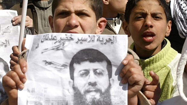Palestinos protestam em apoio ao preso Khader Adnan. Ele será solto em julho