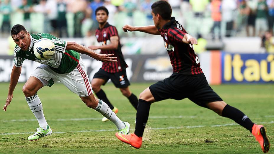 O jogador Lúcio durante a partida entre Palmeiras SP e Atlético PR válida pela Série A do Campeonato Brasileiro 2014 no Estádio Allianz Parque em São Paulo (SP), neste domingo (07)