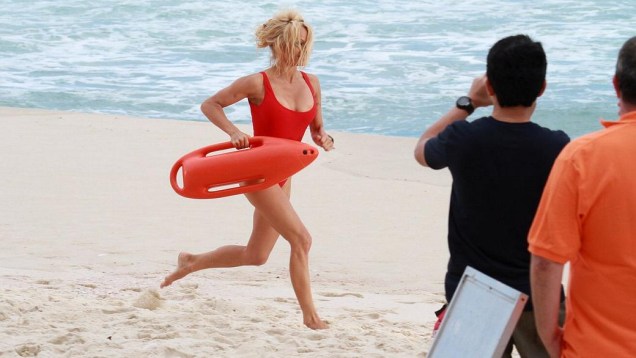 Pamela Anderson lembra os tempos de SOS Malibu em comercial
