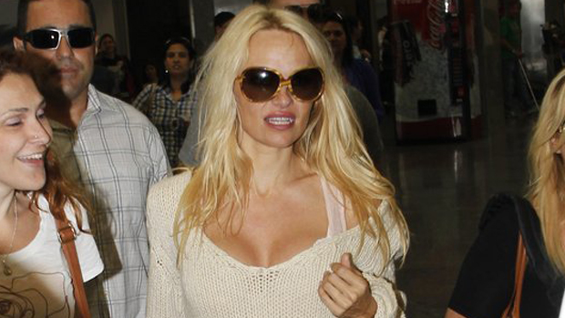Pamela Anderson desembarca no Rio de Janeiro