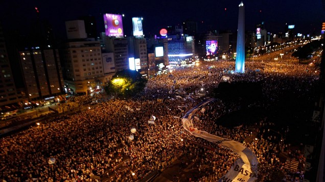 Argentinos lotam principal avenida de Buenos Aires para protestar contra o governo Cristina Kirchner