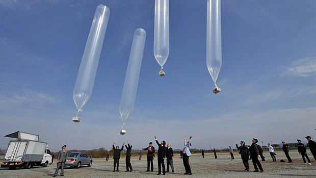 Ativistas lançam balões com panfletos com críticas ao regime comunista na Coreia do Norte