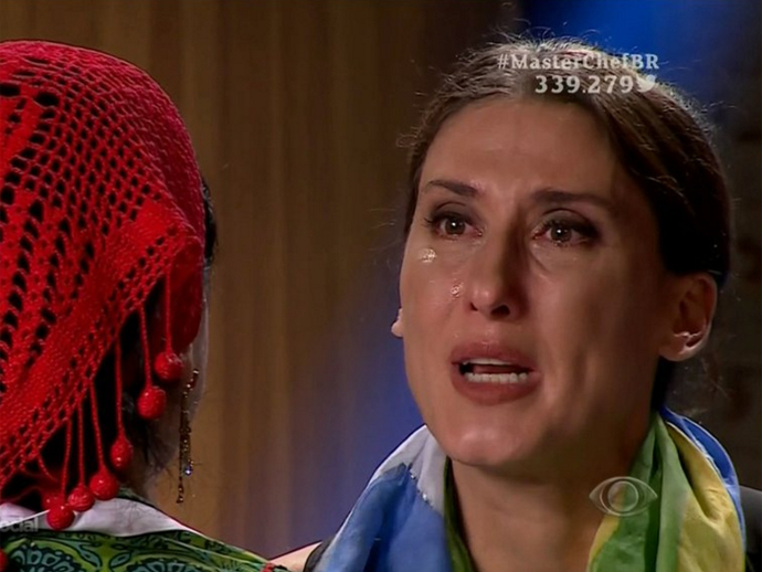 Paola Carosella chora ao receber uma bandeira do Brasil no MasterChef