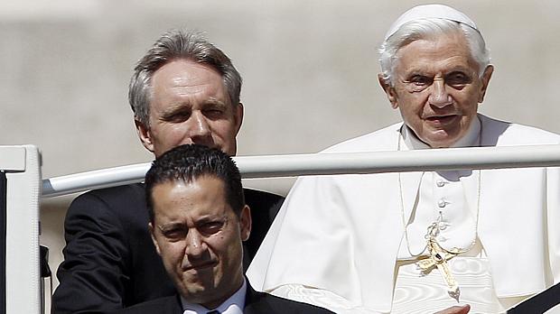 Paolo Gabriele (esquerda, abaixo) mordomo do Papa Bento XVI, acusado de vazar informações confidenciais do Vatiano