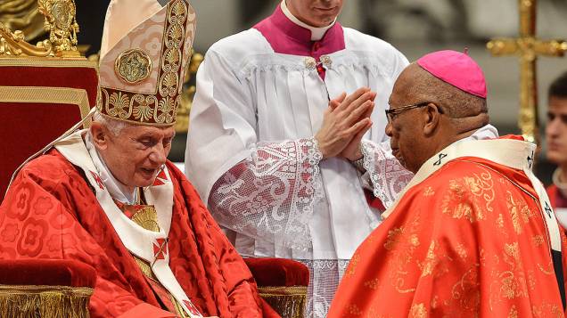 Papa Bento XVI entrega o pálio a sete arcebispos brasileiros. Na foto Dom Jaime Vieira Rocha, de Natal (RN)