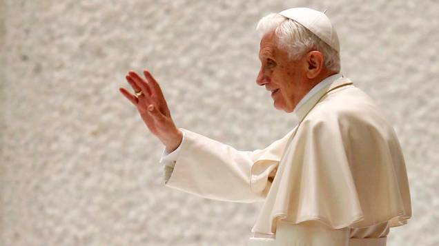 Papa Bento XVI acena no final de sua audiência geral na Sala Paulo VI no Vaticano
