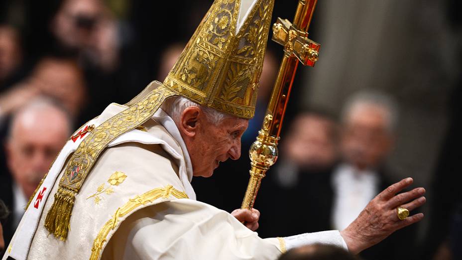 O papa Bento XVI celebra missa na Basílica de São Pedro, no Vaticano, em 1º de janeiro de 2013