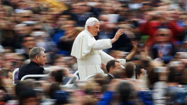 Papa Bento XVI durante audiência semanal na praça São Pedro, no Vaticano