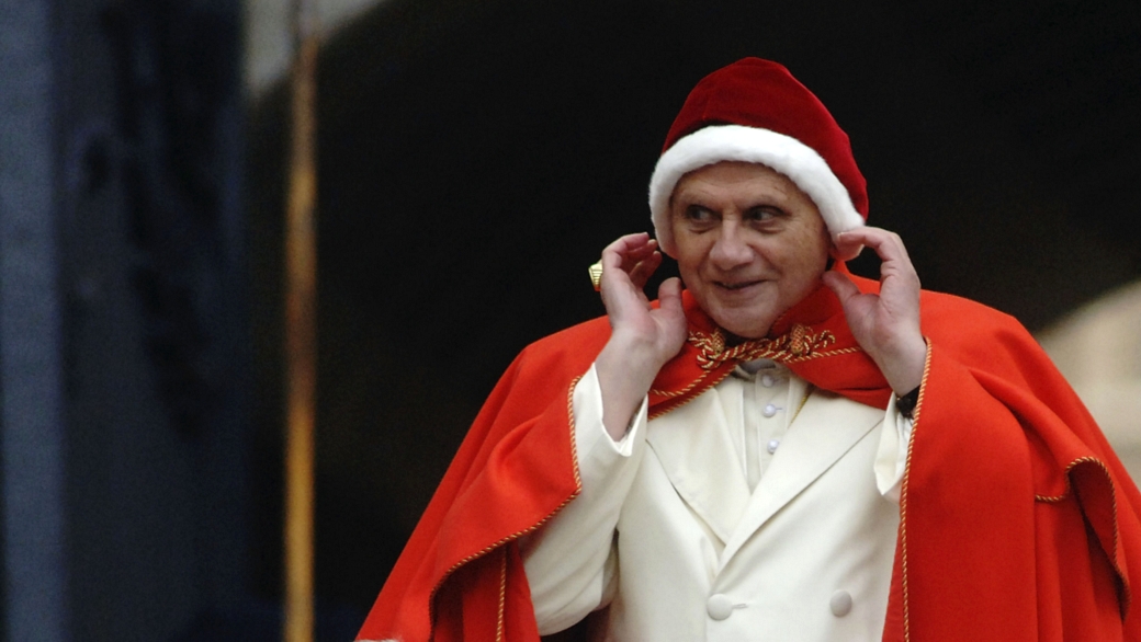 Bento XVI veste um camauro, gorro usado tradicionalmente pelo papa no período do inverno