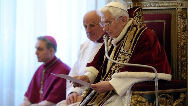 Papa Bento XVI dirigindo Consistório no Vaticano nesta Segunda-feira (11), quando anunciou sua renúncia ao papado